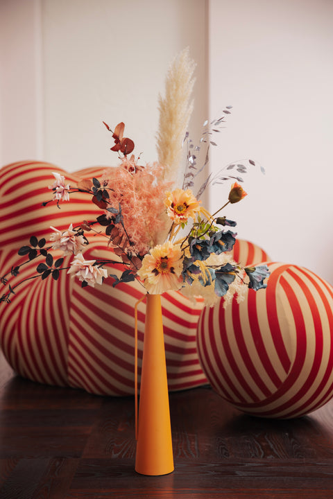 Kleurrijk boeket van kunstbloemen in een gele vaas, met een mix van oranje, blauw en roze tinten, ideaal als nepplanten decoratie voor een levendige sfeer in huis